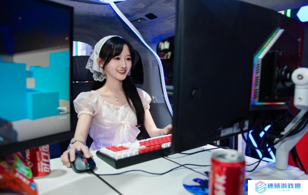 AWE 2025 揭幕日：爱攻电竞显示器重塑豪华 MPV，开启移动电竞新纪元！