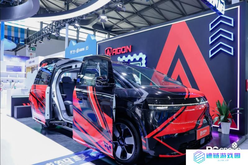 AWE 2025 揭幕日：爱攻电竞显示器重塑豪华 MPV，开启移动电竞新纪元！