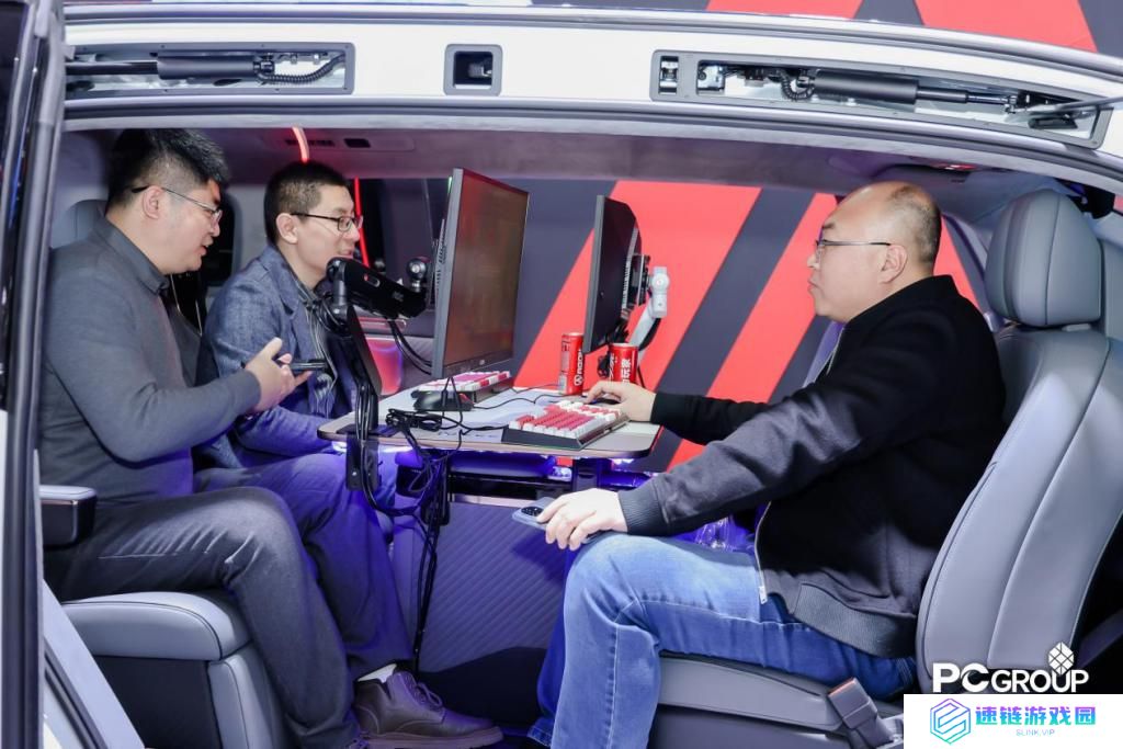 AWE 2025 揭幕日：爱攻电竞显示器重塑豪华 MPV，开启移动电竞新纪元！