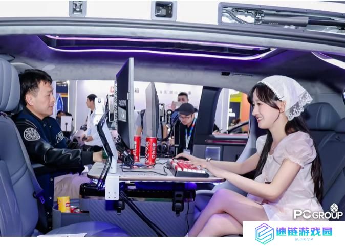 AWE 2025 揭幕日：爱攻电竞显示器重塑豪华 MPV，开启移动电竞新纪元！