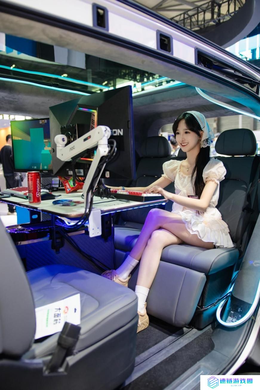 AWE 2025 揭幕日：爱攻电竞显示器重塑豪华 MPV，开启移动电竞新纪元！