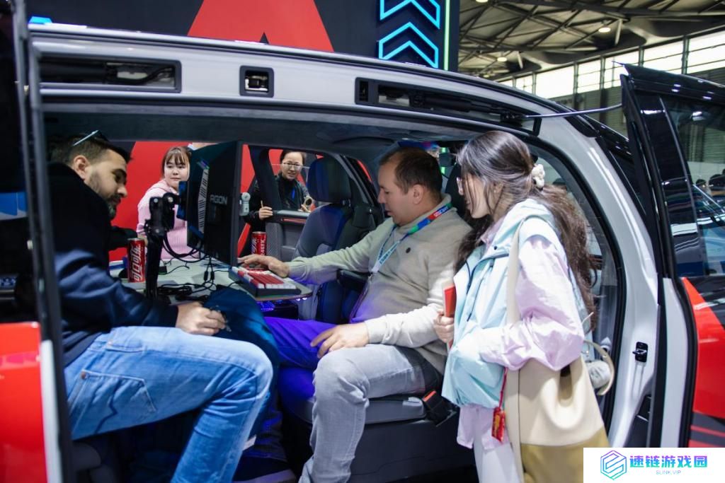 AWE 2025 揭幕日：爱攻电竞显示器重塑豪华 MPV，开启移动电竞新纪元！