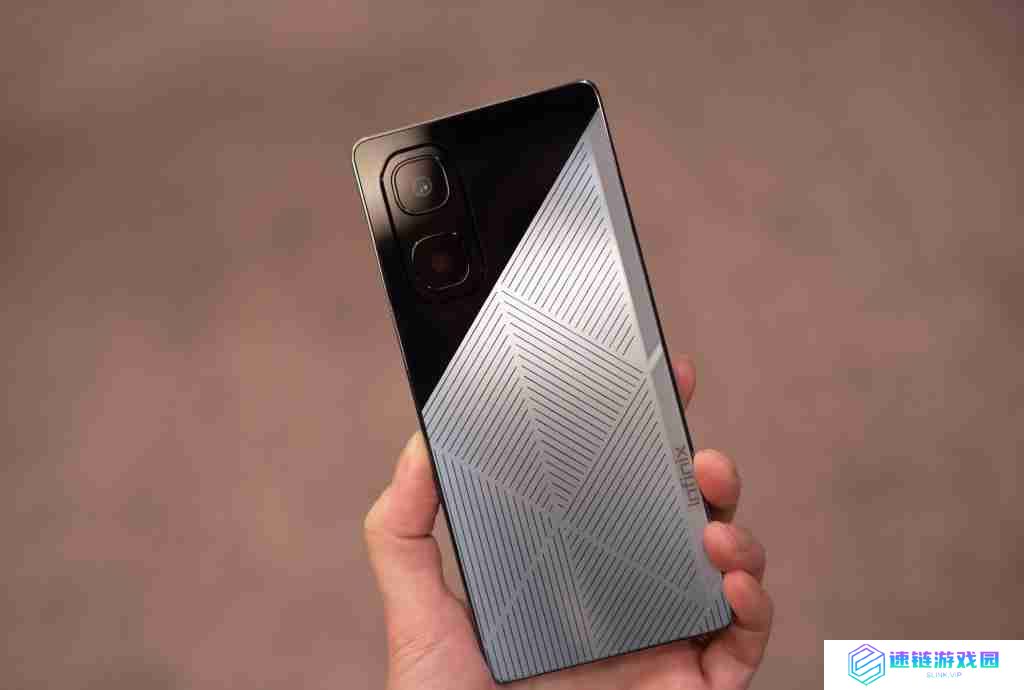 Infinix 在 MWC 上推出太阳能电池板手机,以后出门不用带充电器啦!