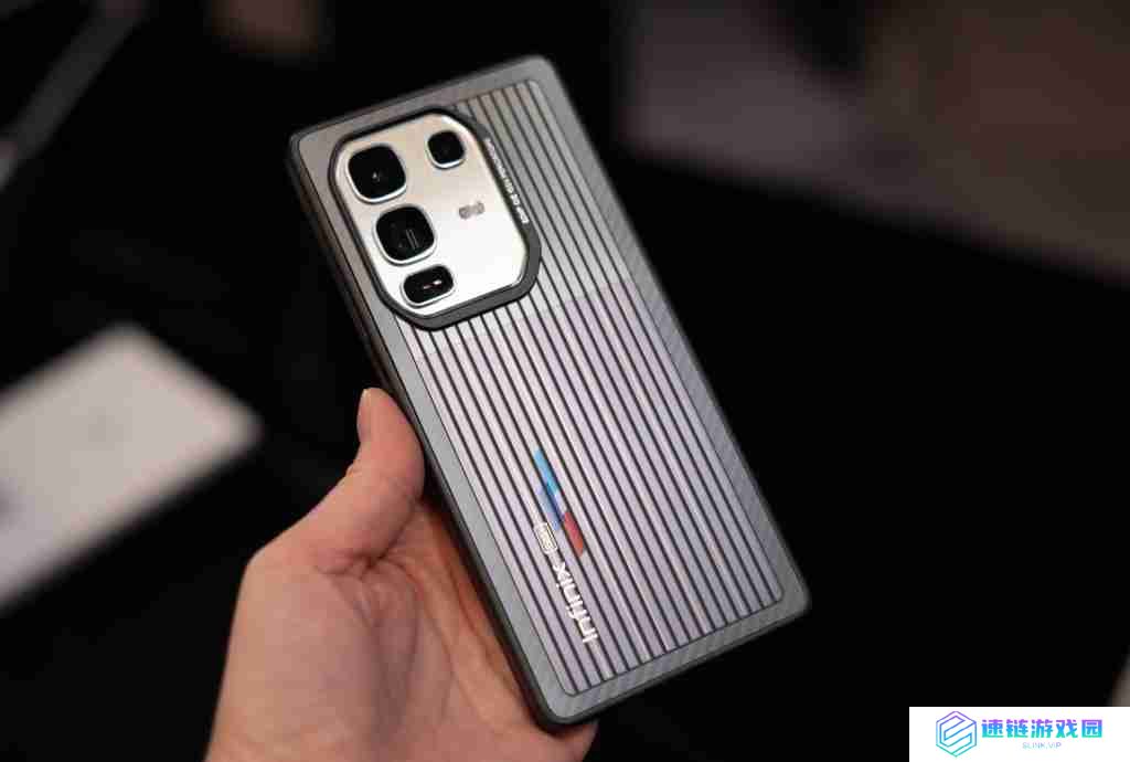 Infinix 在 MWC 上推出太阳能电池板手机，以后出门不用带充电器啦！