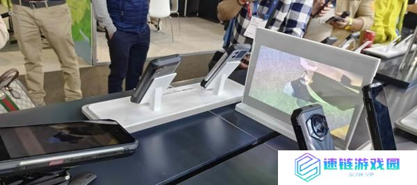 外媒评出 MWC 2025 五大奇特智能手机 传音占据三款